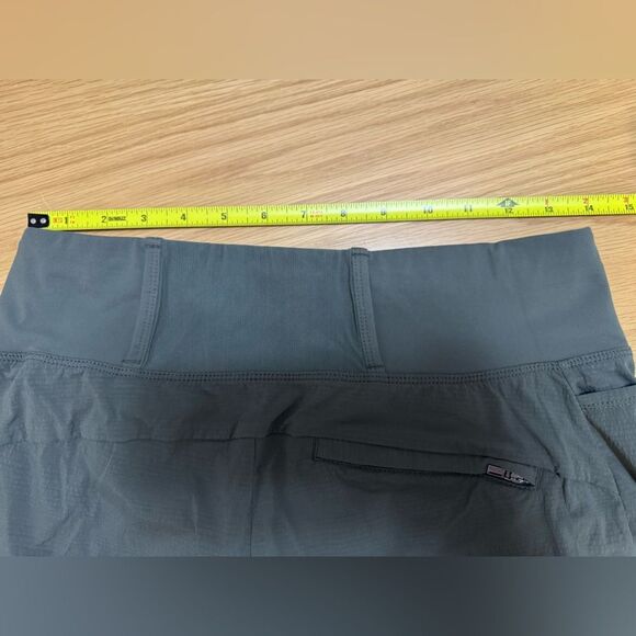 Athleta Trekker North Short Olive Green Size 6 Zipper Pockets, Stretch Waistband - Picture 11 of 11